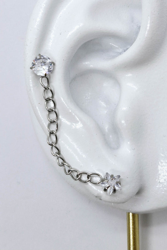 PIERCING DOBLE CIRCONIAS 5MM Y ESTRELLA UNIDAS CON CADENA; TONO PLATEADO