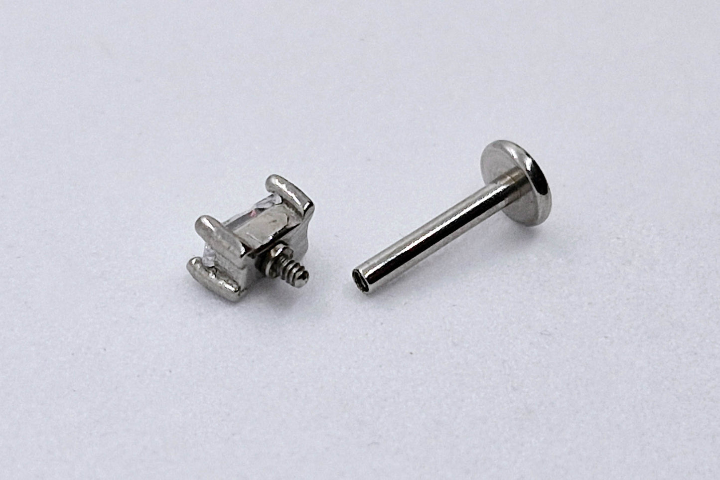 PIERCING CIRCONIA RECTANGULO; TONO PLATEADO