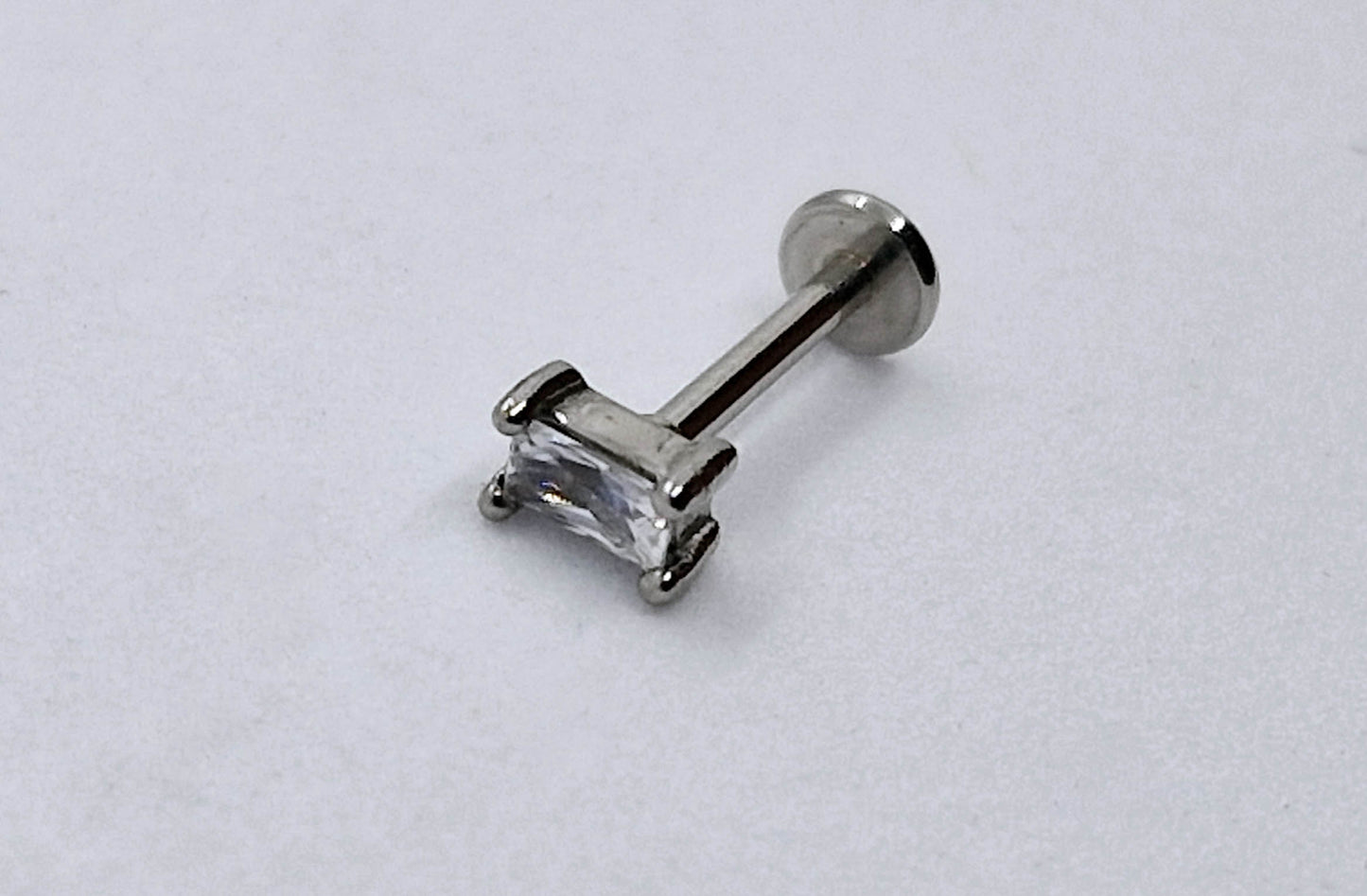 PIERCING CIRCONIA RECTANGULO; TONO PLATEADO