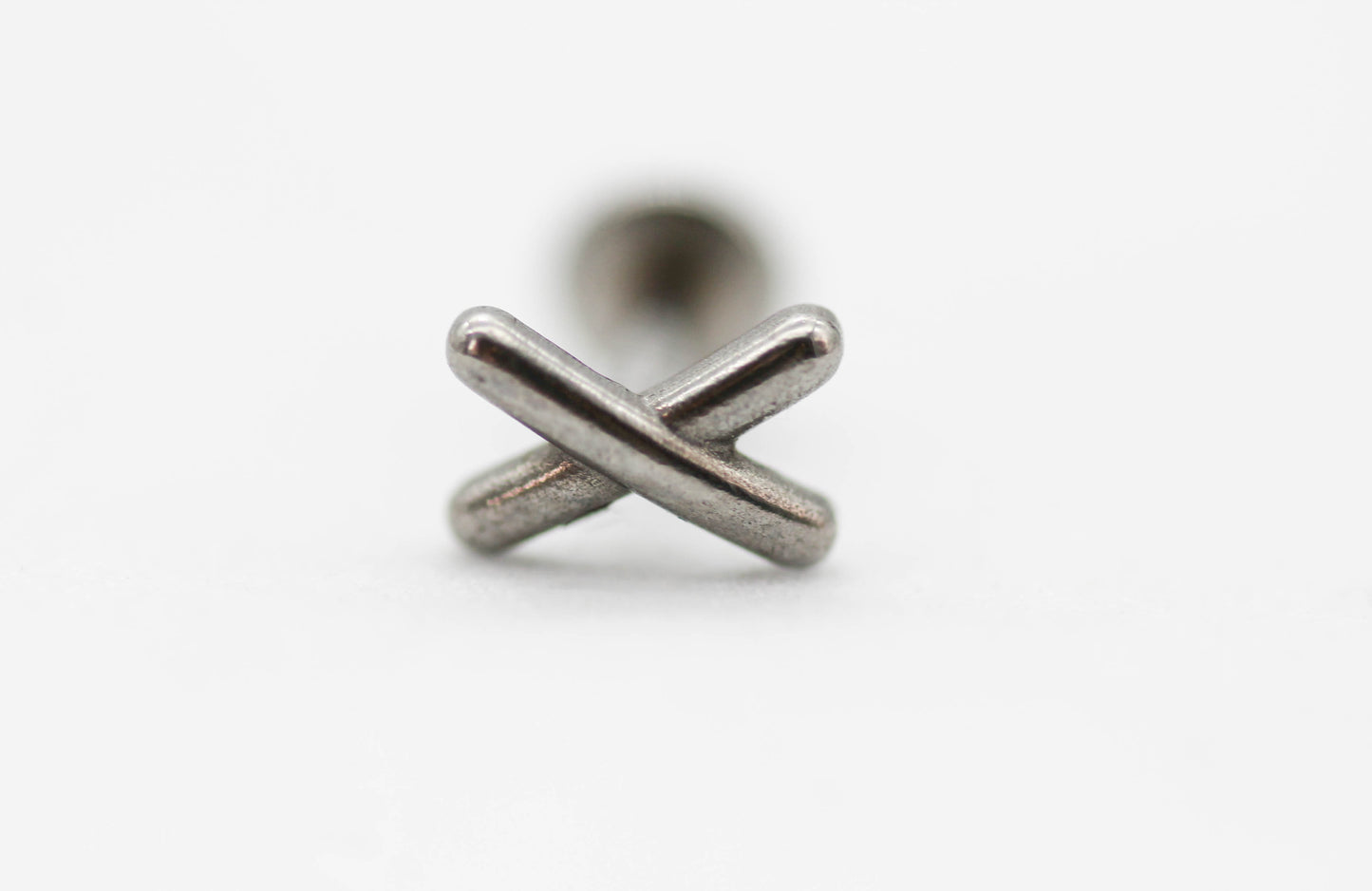 PIERCING "X" LISO  6MM; TONO PLATEADO