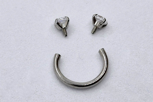 PIERCING CIRCULAR BARBELL #8 CIRCONIAS A LOS EXTREMOS; TONO PLATEADO