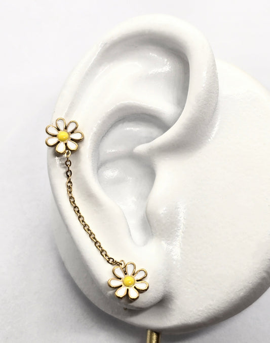 PIERCING DOBLE CON CADENA MARGARITA ESMALTE BLANCO/AMARILLO; TONO DORADO