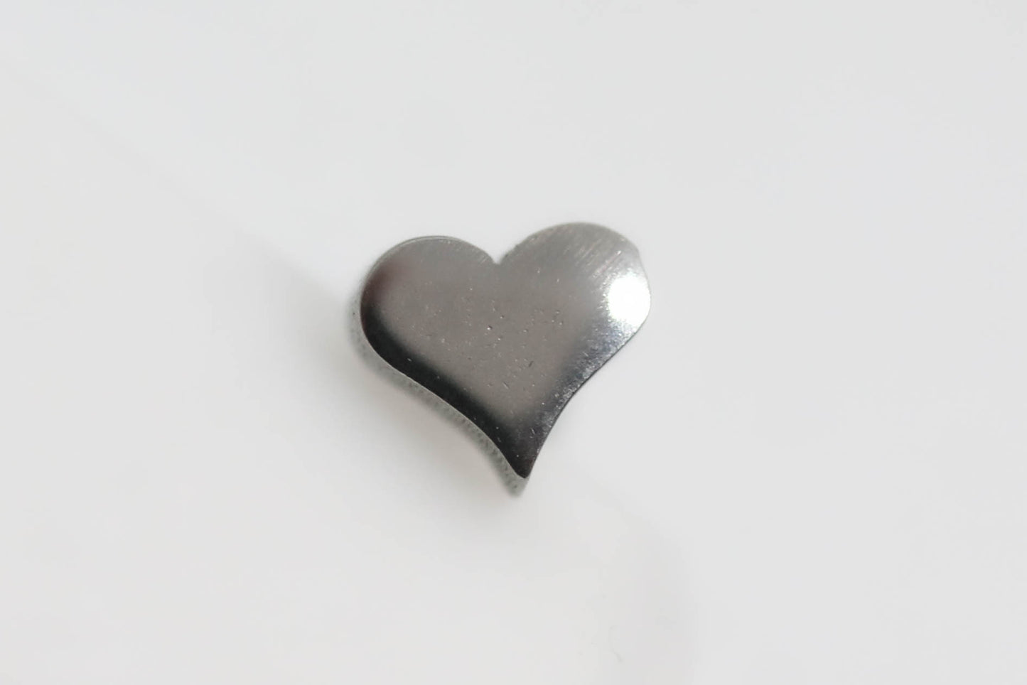 PIERCING CORAZON 5MM; TONO PLATEADO