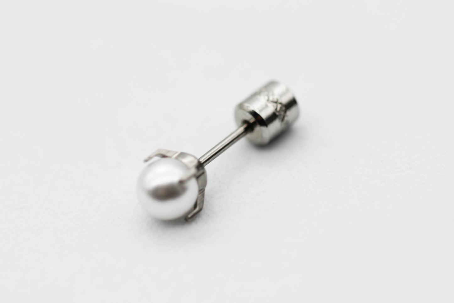 PIERCING PERLA SINTETICA 5MM; TONO PLATEADO