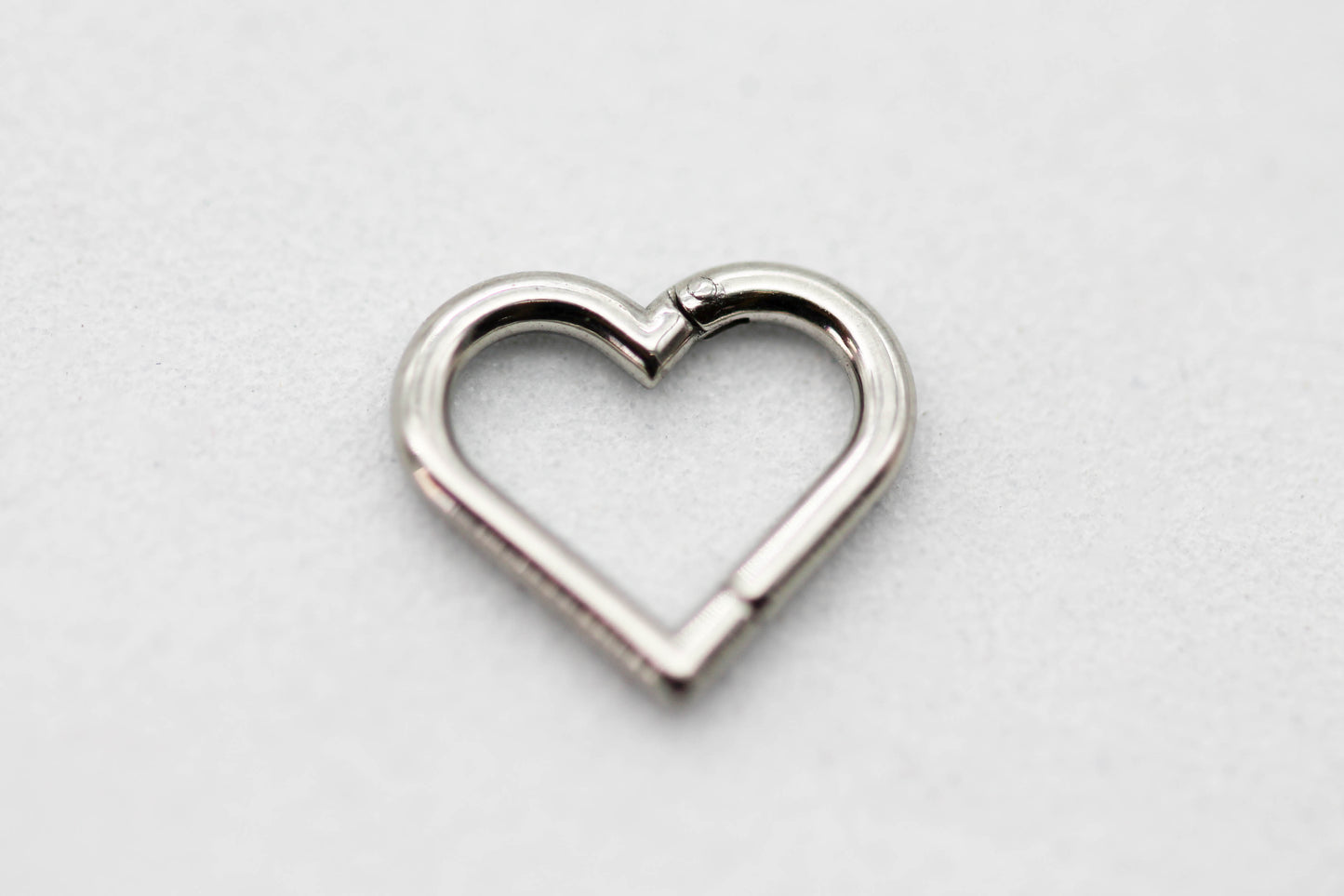 PIERCING CORAZON HUECO 11MM; TONO PLATEADO