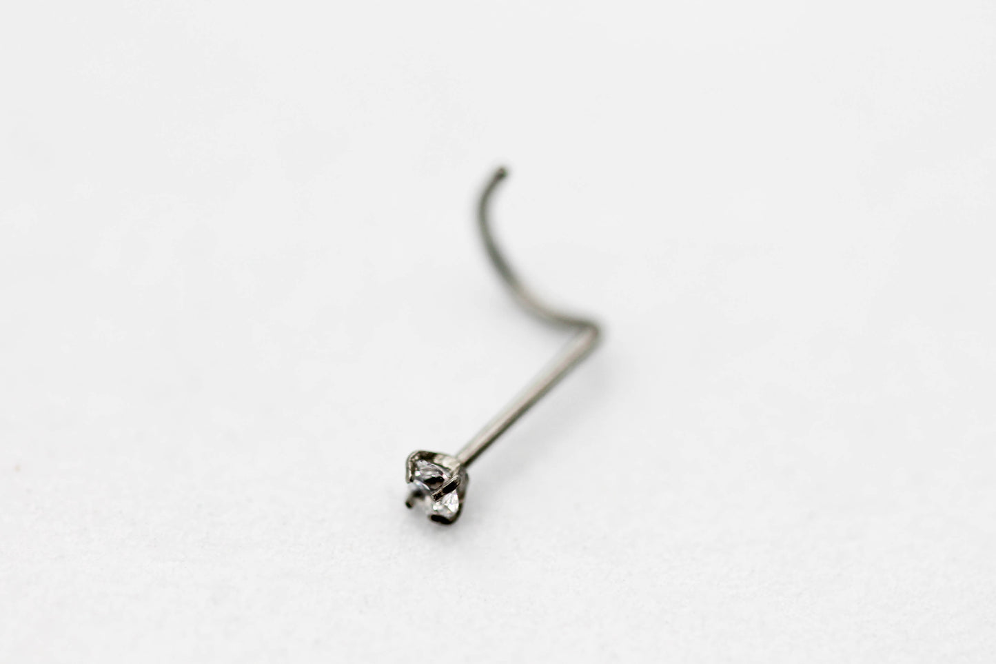 PIERCING NARIZ CIRCONIA 2MM 10MM DE LARGO, PUNTA EN ARCO ; TONO PLATEADO