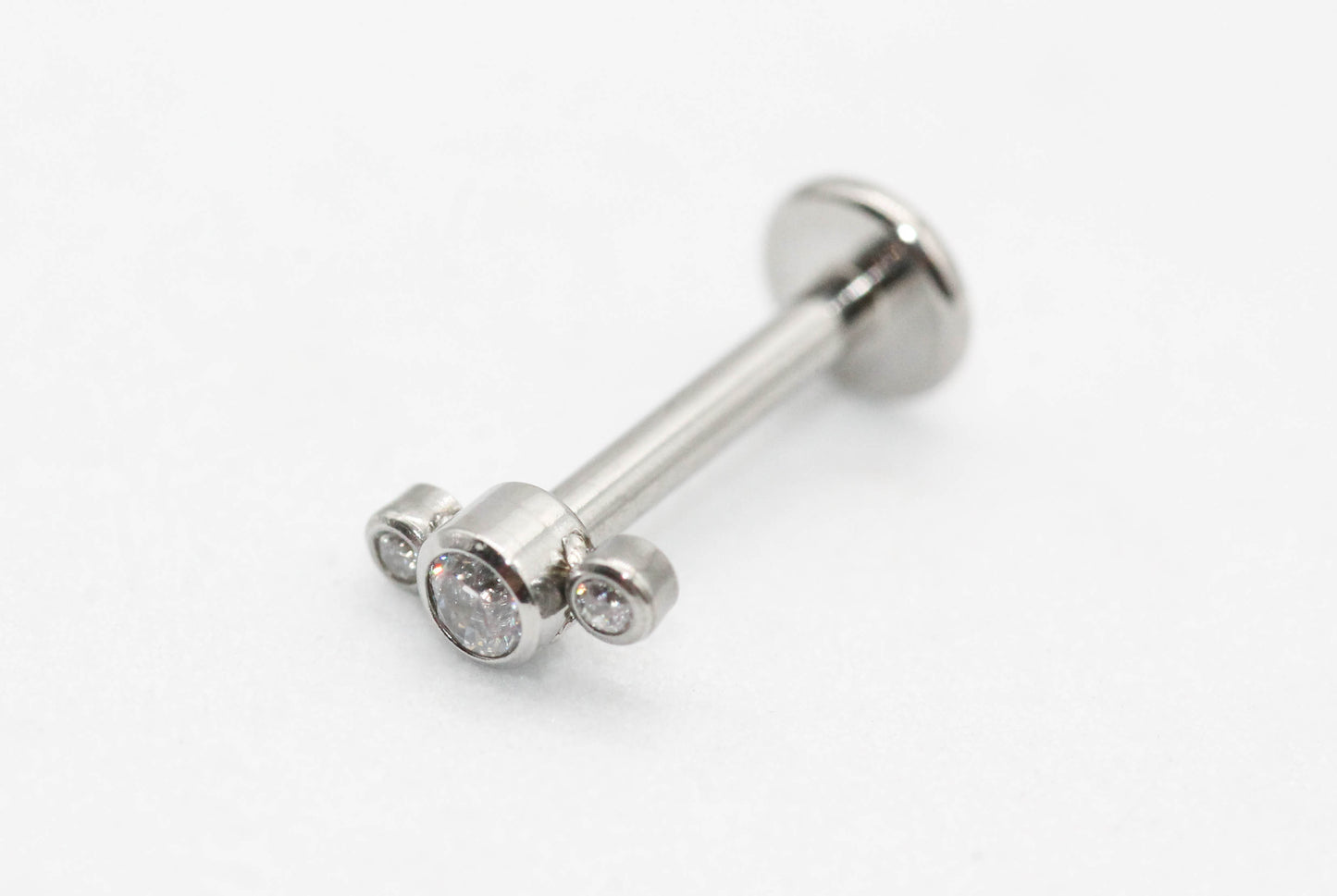 PIERCING CIRCONIA 2MM, DOS MINIS A LOS LADOS: 6MM DE LARGO, TONO PLATEADO