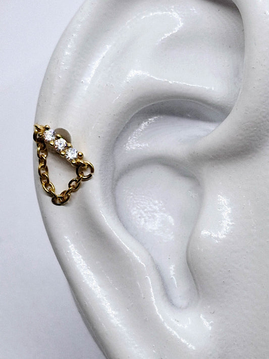 PIERCING TRES CIRCONIAS EN LINEA Y CADENA; TONO DORADO