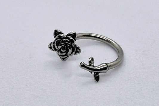 PIERCING MEDIA ARRACADA ROSA CON TOPE DE ROSCA CON FORMA DE TALLO; TONO PLATEADO