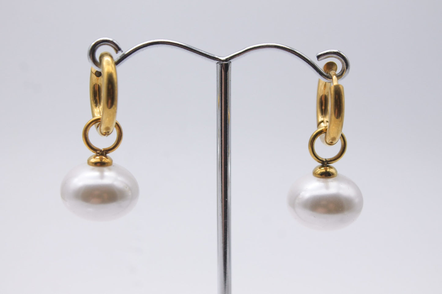 HUGGIES DELGADO TUBULAR 15MM PERLA SINTETICA 10X14MM; TONO DORADO