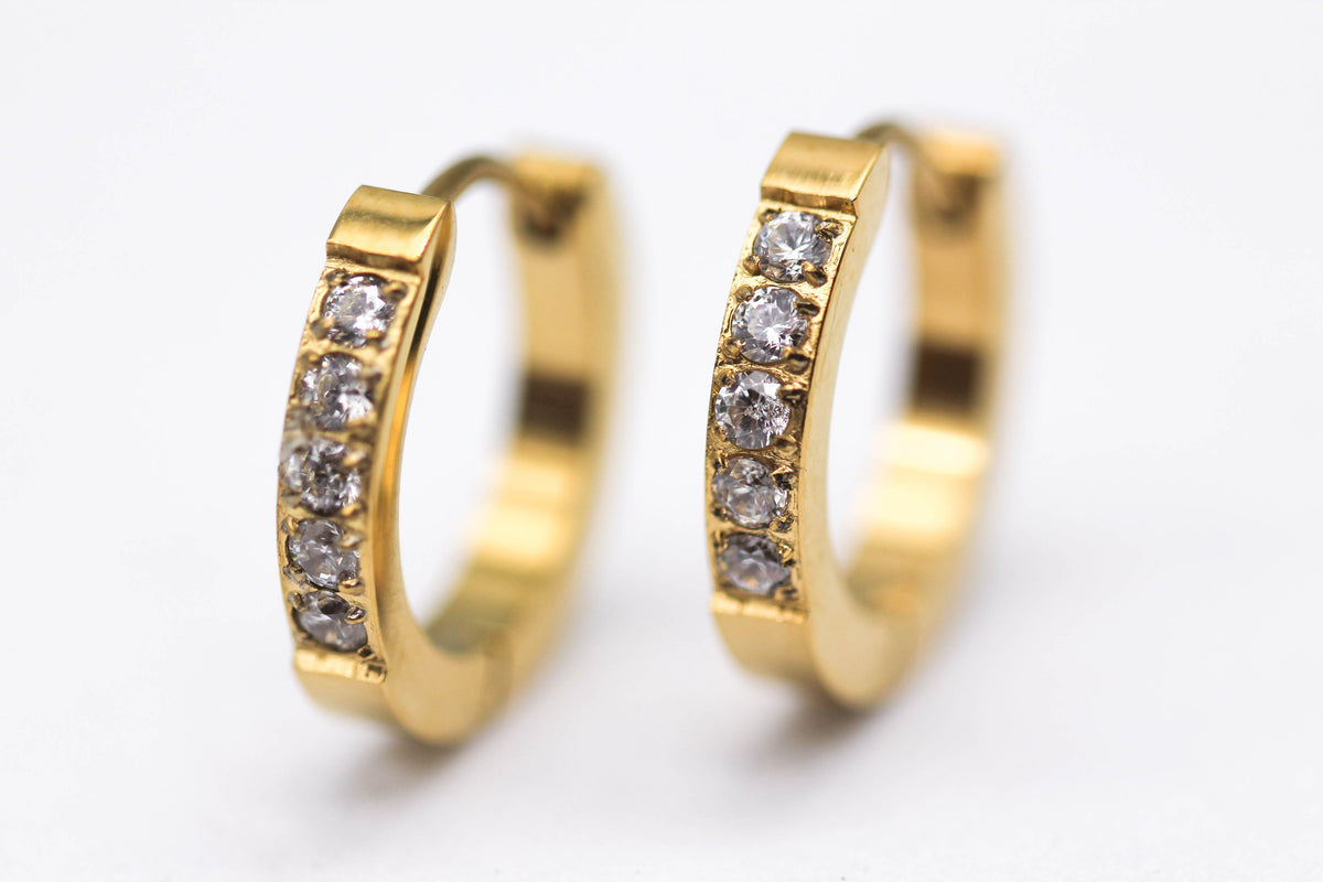 HUGGIES PLANO 5 CIRCONIAS INCRUSTADAS 3X16MM; TONO DORADO