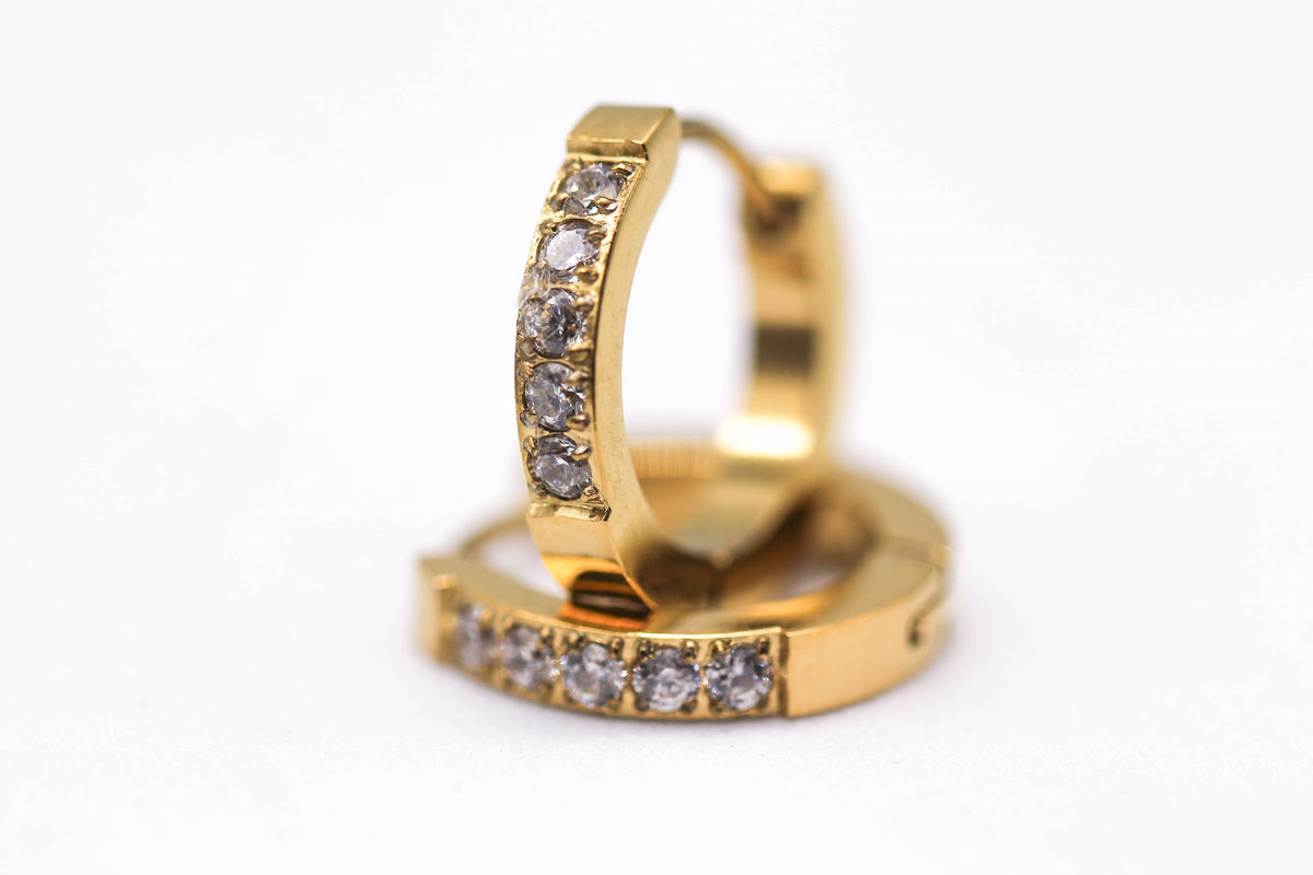HUGGIES PLANO 5 CIRCONIAS INCRUSTADAS 3X16MM; TONO DORADO