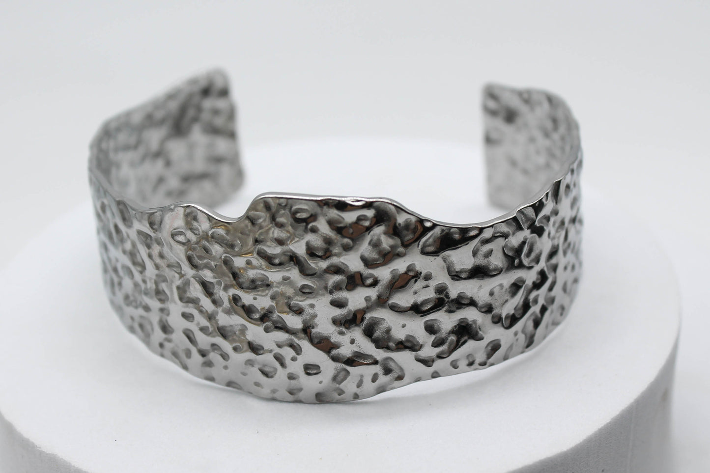 BRAZALETE GRUESO CORRUGADO; TONO PLATEADO