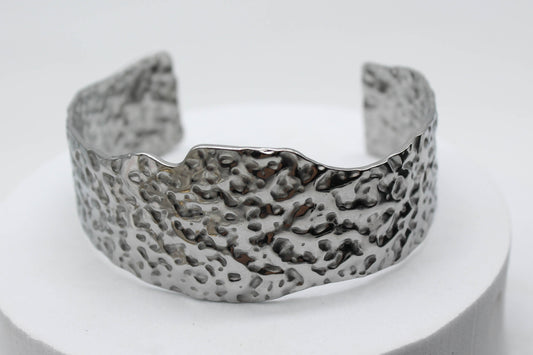 BRAZALETE GRUESO CORRUGADO; TONO PLATEADO