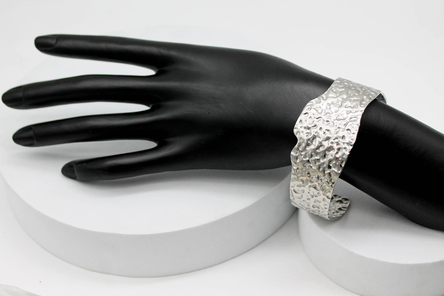 BRAZALETE GRUESO CORRUGADO; TONO PLATEADO