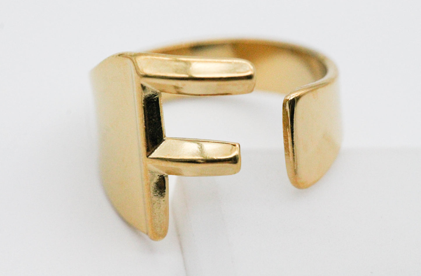 ANILLO AJUSTABLE INICIAL, TONO DORADO