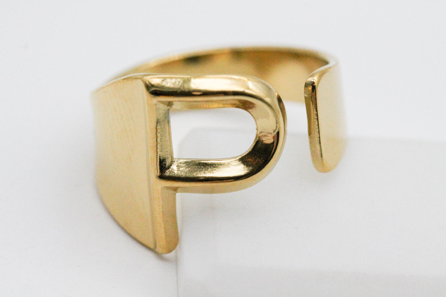 ANILLO AJUSTABLE INICIAL, TONO DORADO