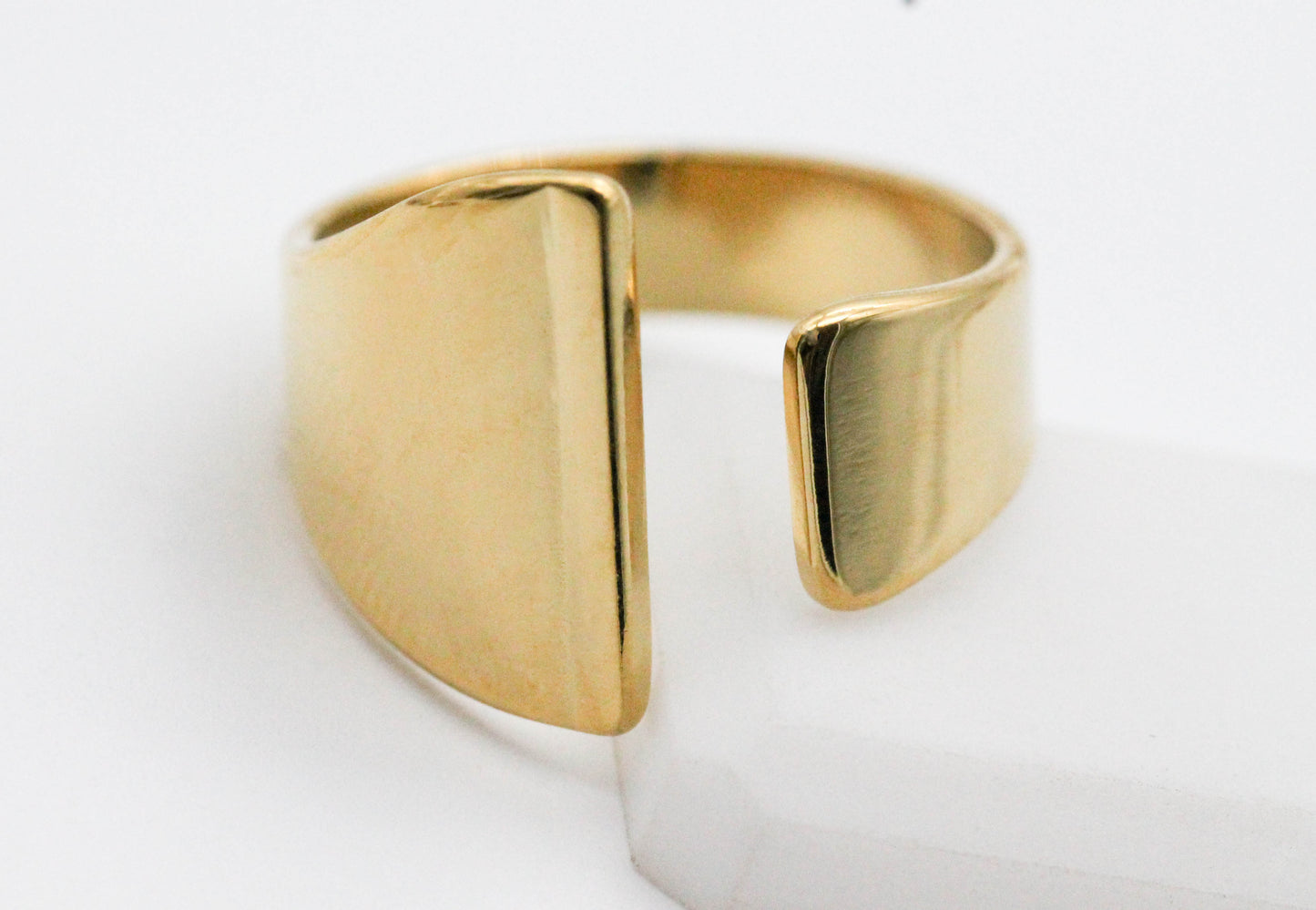 ANILLO AJUSTABLE INICIAL, TONO DORADO