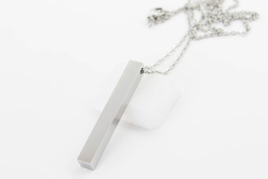 COLLAR BARRA RECTANGULAR DE 40 MM, TONO PLATEADO. Ideal para grabar nombres, frases o figuras.