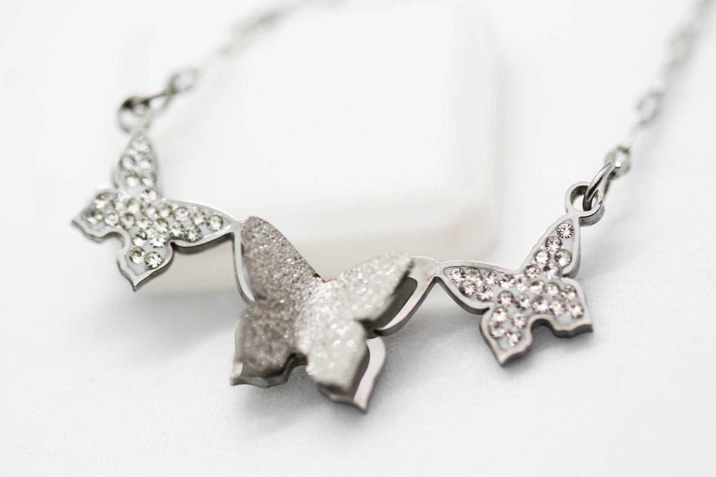 COLLAR CADENA ESLABON PLANO 3 MARIPOSAS 11 Y 9MM; 40CM + EXTENSION 5CM; TONO PLATEADO