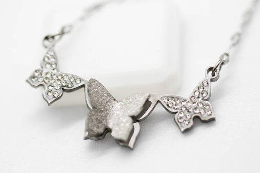 COLLAR CADENA ESLABON PLANO 3 MARIPOSAS 11 Y 9MM; 40CM + EXTENSION 5CM; TONO PLATEADO