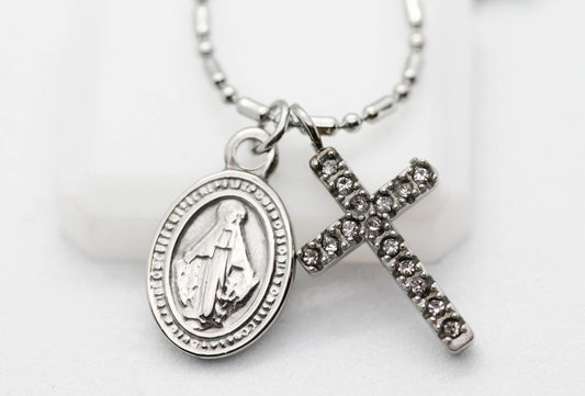COLLAR CADENA MILITAR CRUZ CIRCONIAS, VIRGEN 18MM, 40CM + EXTENSION 4.5CM; TONO PLATEADO