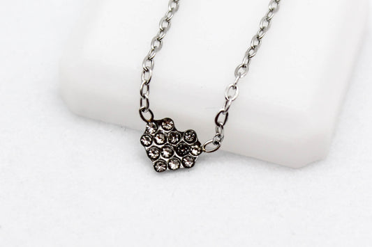 COLLAR MINIMALISTA CORAZON CIRCONIAS; TONO PLATEADO