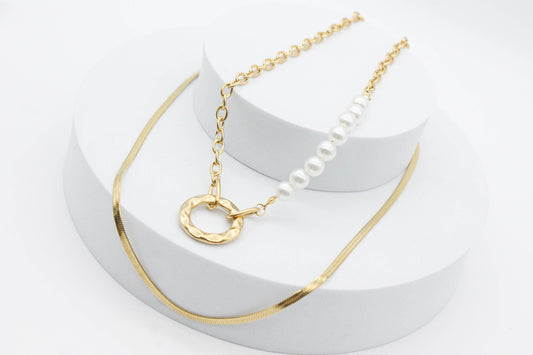 COLLAR DOBLE ARO PERLAS SINTETICAS 43CM, PLANCHADA 50CM+ EXTENSION 5.5 CM, TONO DORADO