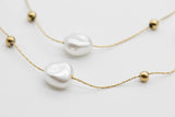 COLLAR DOBLE CADENA COLA DE RATON PERLAS SINTETICAS ESFERAS DORADAS 42CM