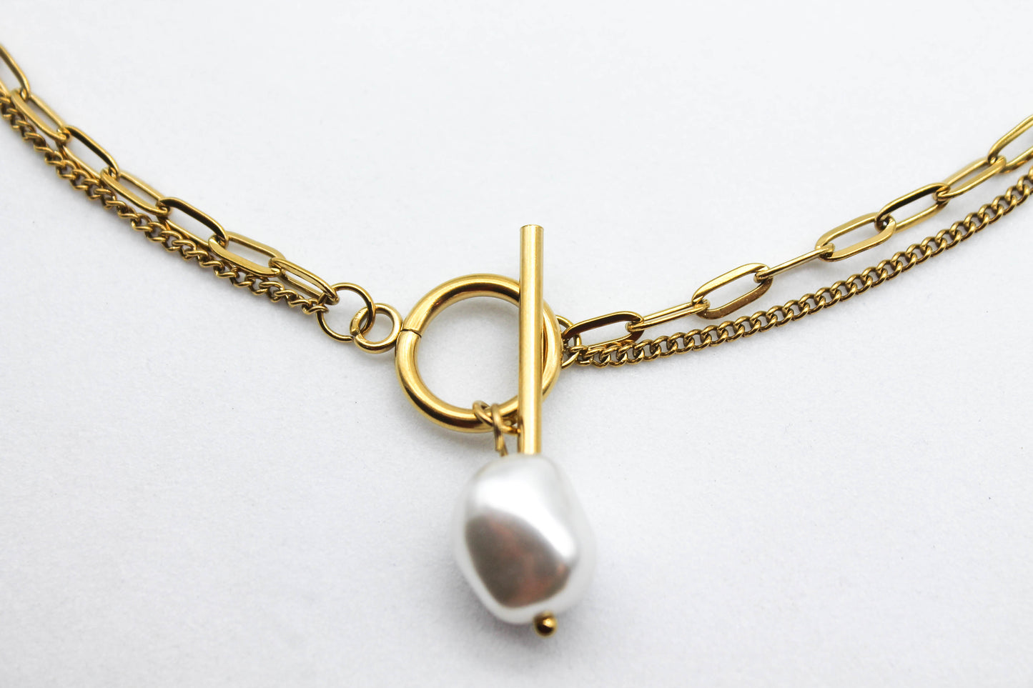 COLLAR DOBLE PERLA SINTETICA BROCHE DELANTE; TONO DORADO