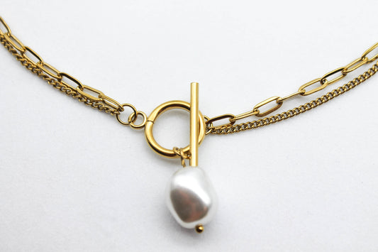 COLLAR DOBLE PERLA SINTETICA BROCHE DELANTE; TONO DORADO