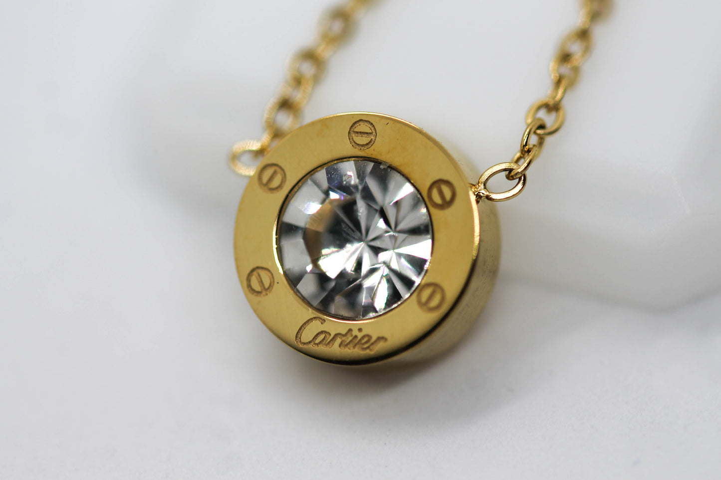 COLLAR DIJE REDONDO CIRCONIA LOGO CARTIER; TONO DORADO