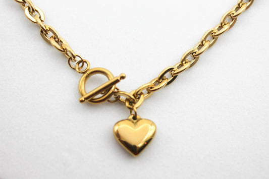 COLLAR BROCHE DELANTE CORAZON 3D; TONO DORADO