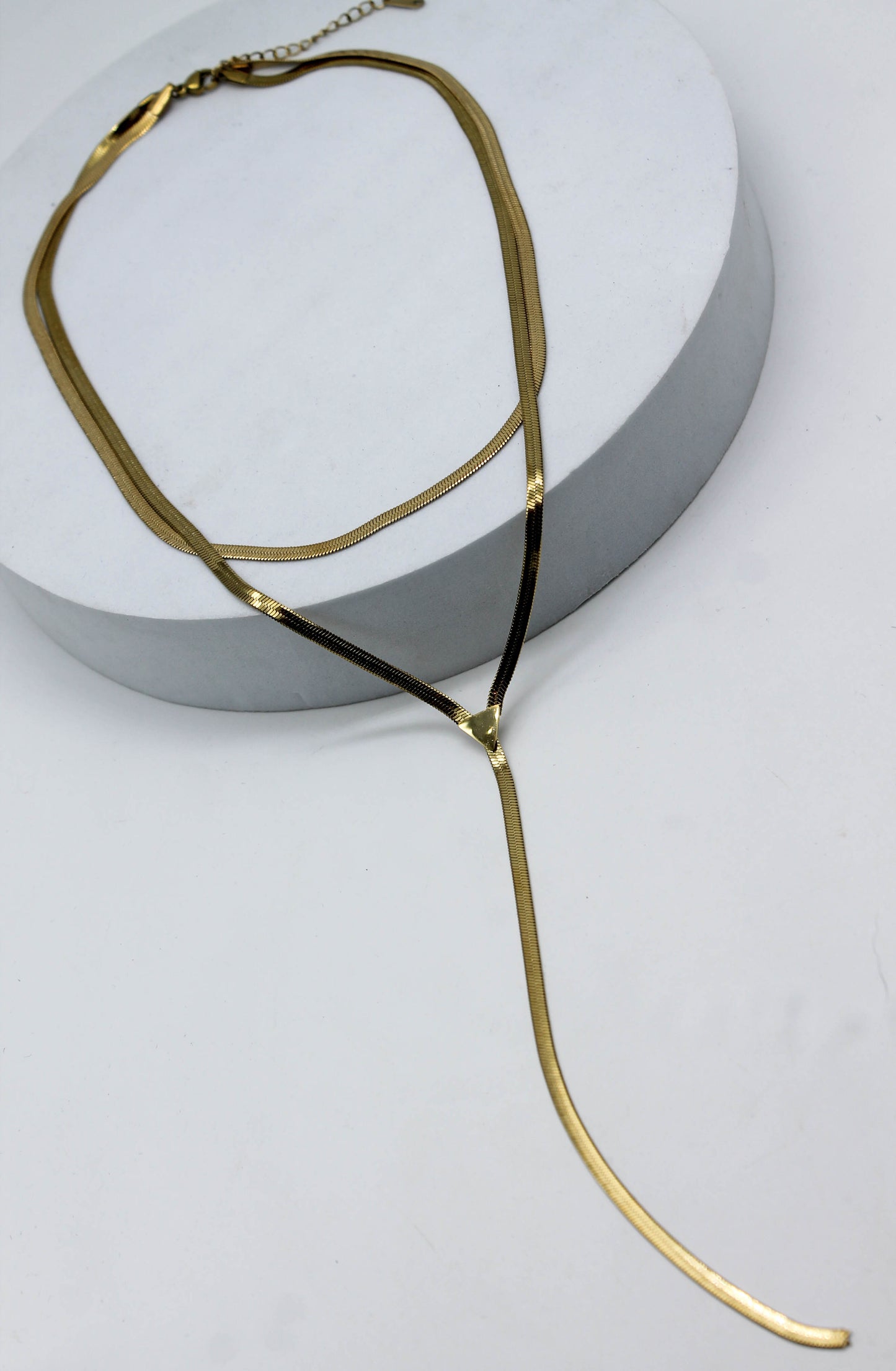 COLLAR DOBLE CADENA PLANCHADA SHOCKER Y CORBATIN; TONO DORADO