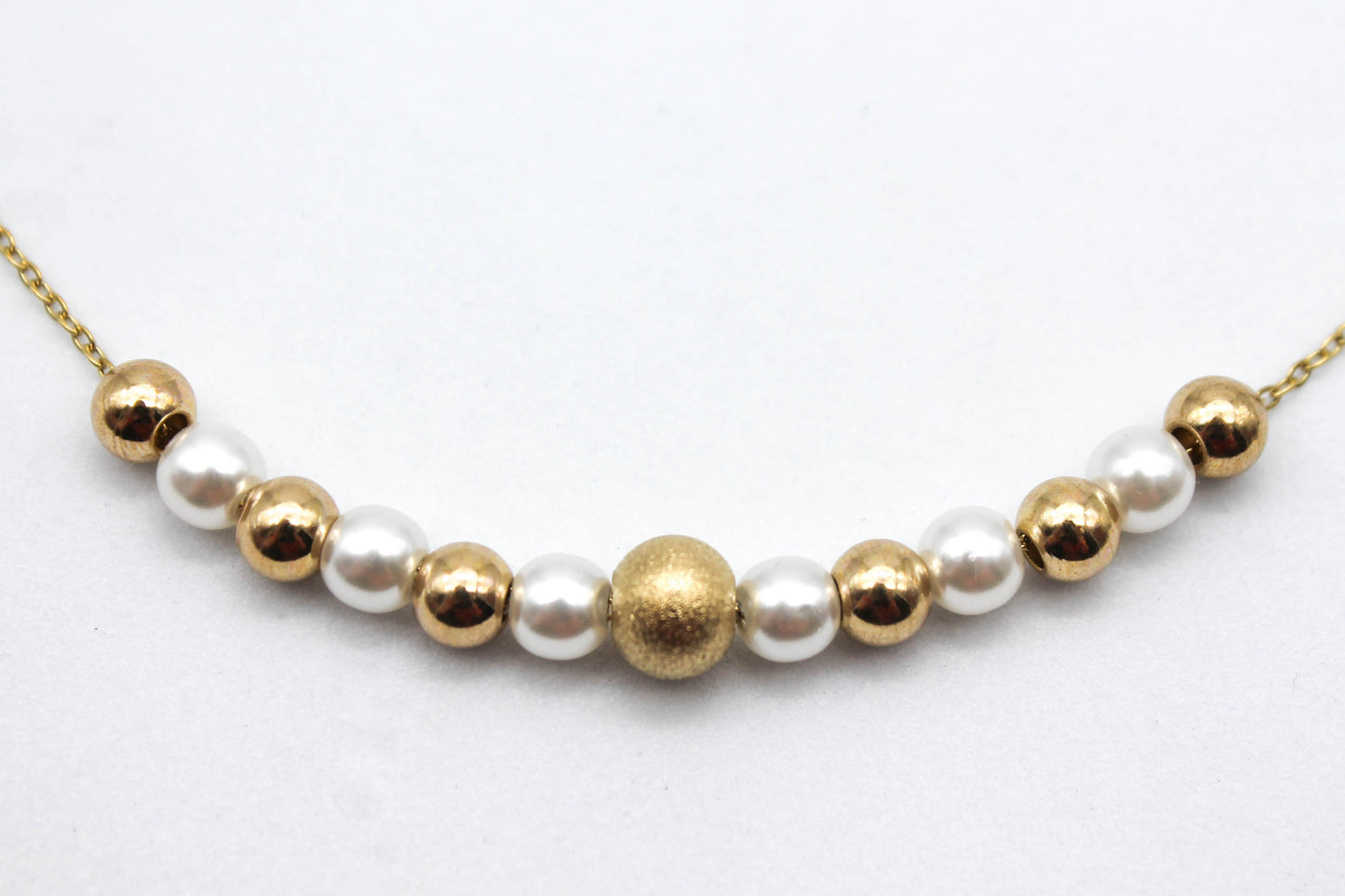COLLAR ESFERAS Y PERLAS SINTETICAS ALTERNADAS; TONO DORADO