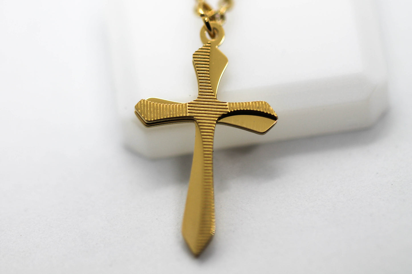 COLLAR CRUZ CON RELIEVE RAYADO; CADENA 45CMS + 5CMS DE EXTENSION; DIJE 22MM; TONO DORADO
