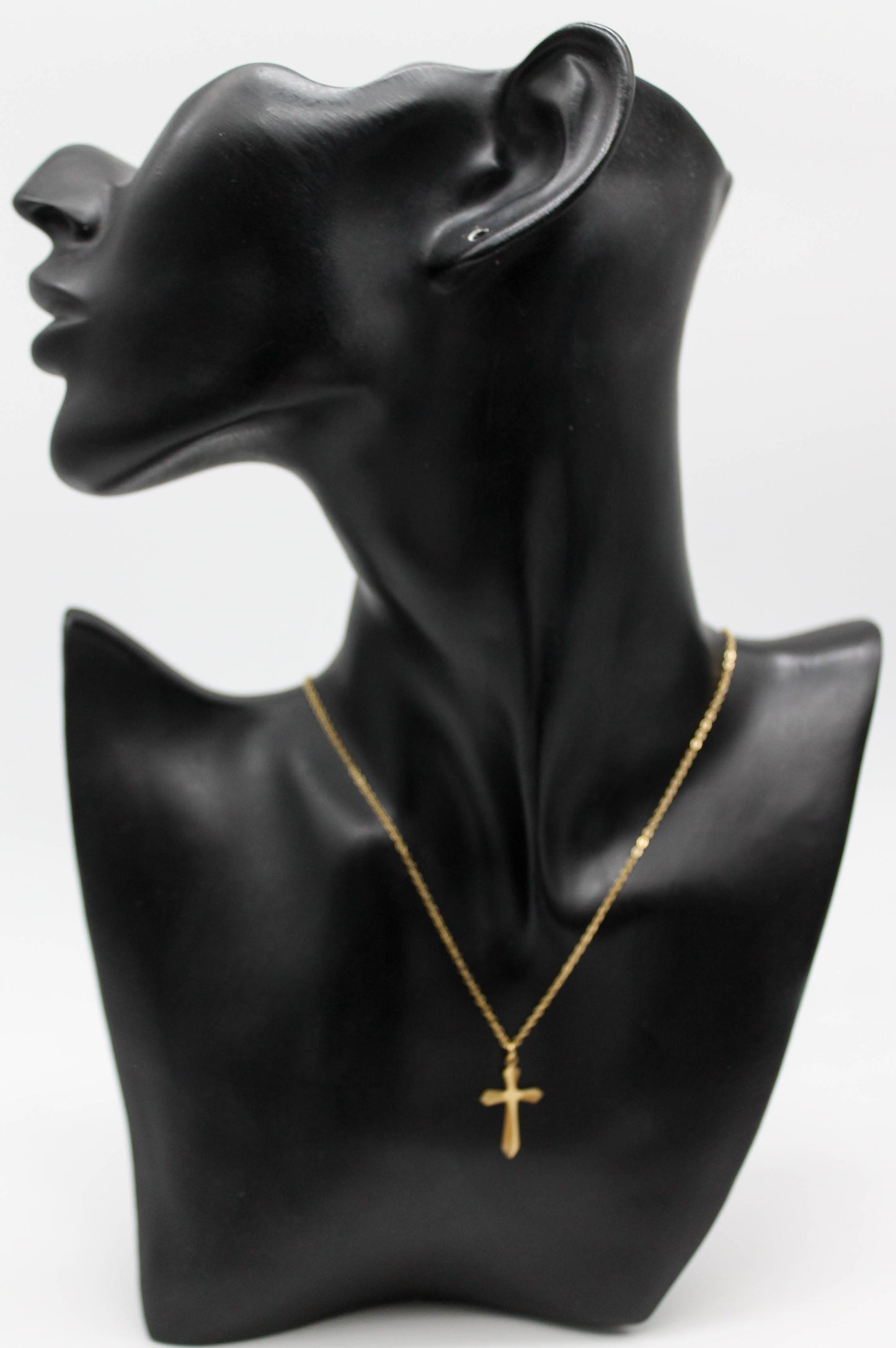 COLLAR CRUZ CON RELIEVE RAYADO; CADENA 45CMS + 5CMS DE EXTENSION; DIJE 22MM; TONO DORADO