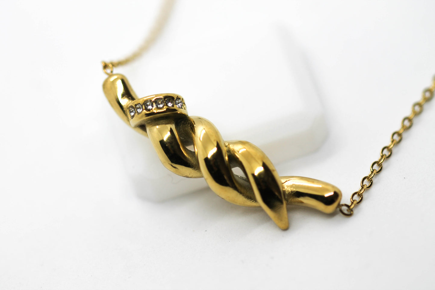 COLLAR CLAVO ENREDADO CIRCONIAS 35MM CADENA 45CMS + 5CMS DE EXTENSION; TONO DORADO