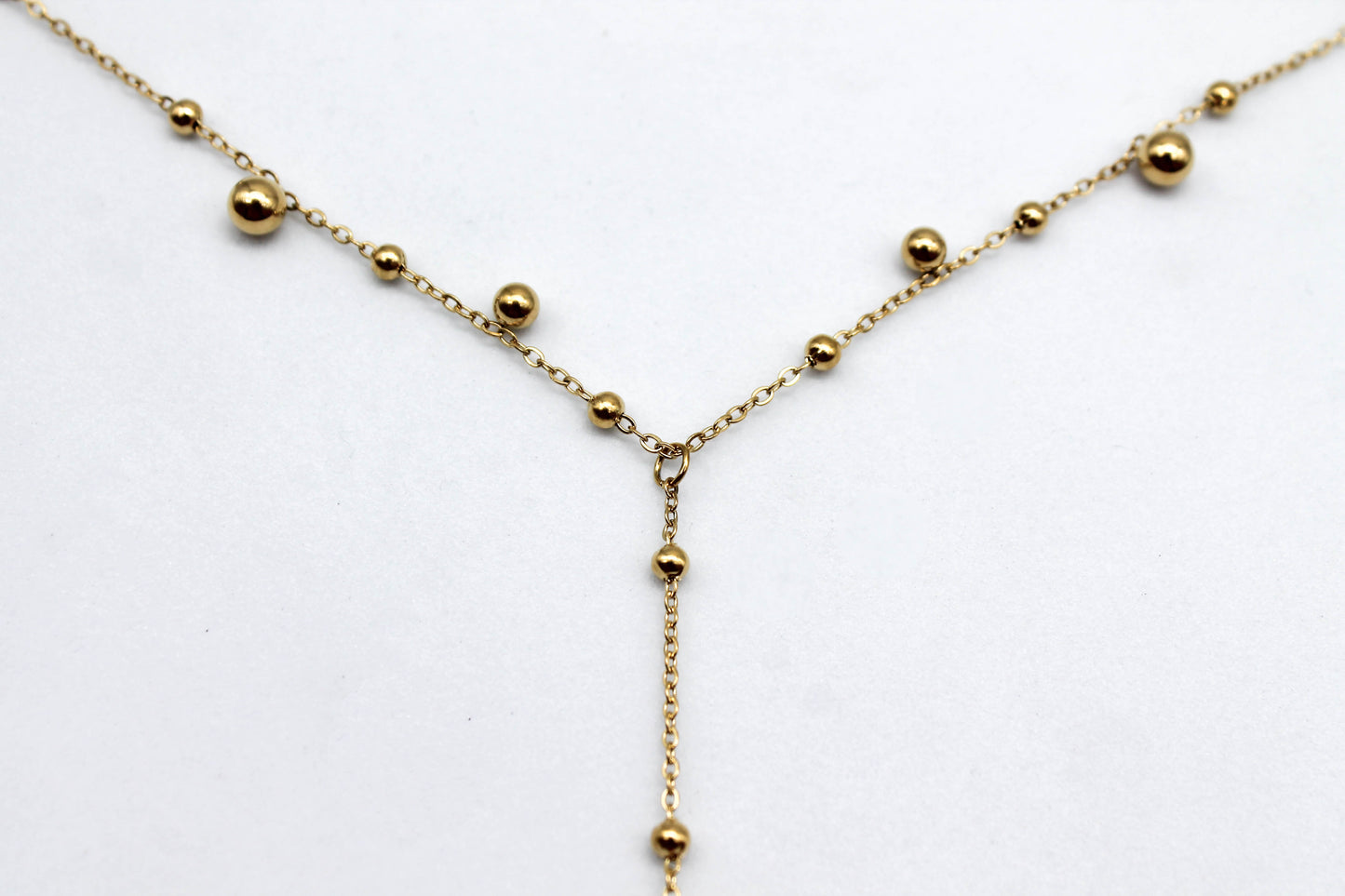 COLLAR CORBATIN ESFERAS CHICAS Y MEDIANAS; TONO DORADO