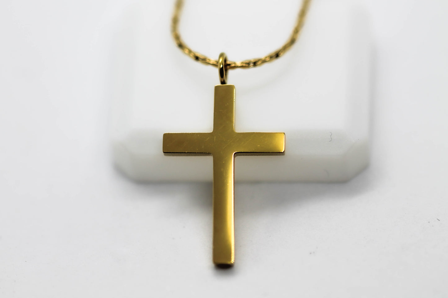 COLLAR CRUZ LISA 18MM CADENA MINIMALISTA 45CMS + 5CMS DE EXTENSION; TONO DORADO