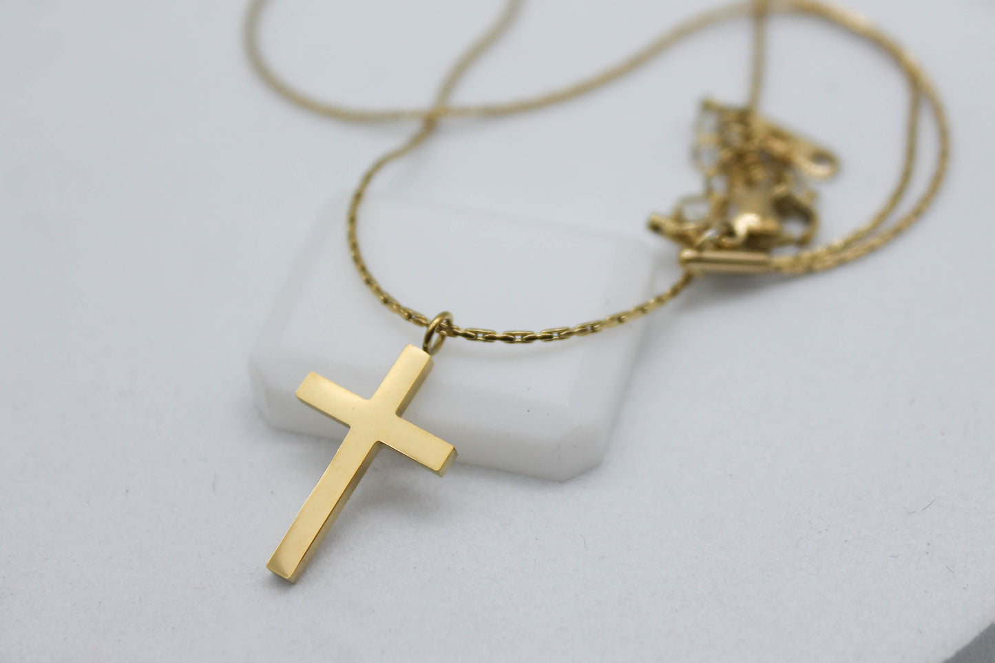 COLLAR CRUZ LISA 18MM CADENA MINIMALISTA 45CMS + 5CMS DE EXTENSION; TONO DORADO