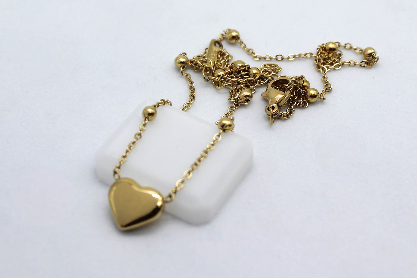 COLLAR CORAZON 3D CADENA CON ESFERITAS; TONO DORADO