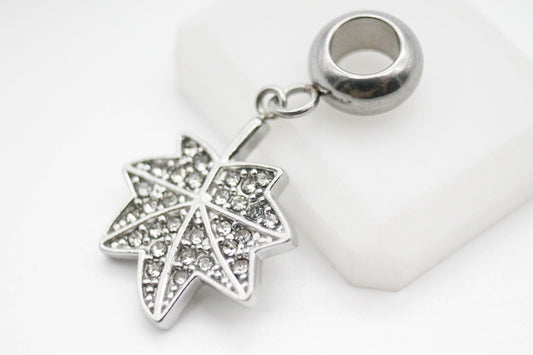 CHARM COLGANTE HOJA MAPLE CIRCONIAS