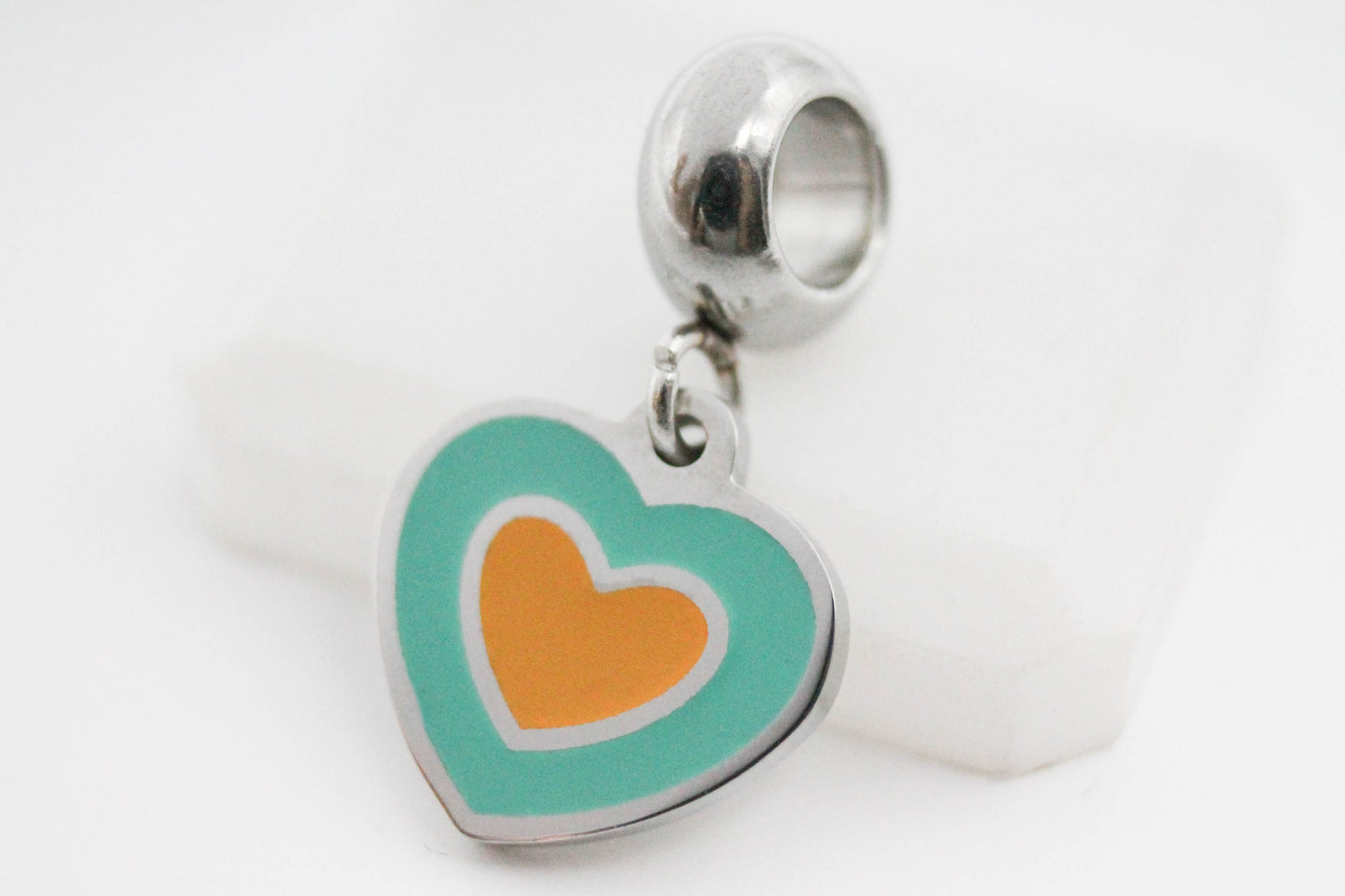 CHARM COLGANTE CORAZON AZUL CENTRO NARANJA