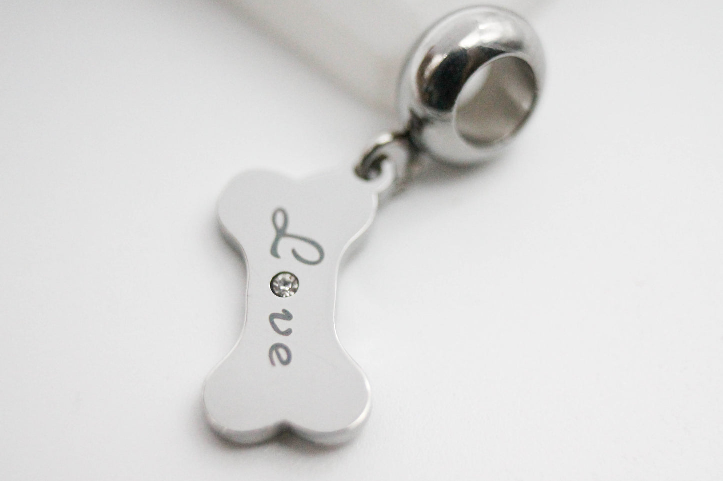 CHARM COLGANTE HUESITO DE PERRO "LOVE"