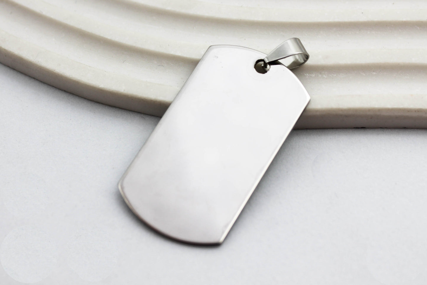 PLACA RECTANGULAR 24X45MM GRANDE; TONO PLATEADO.