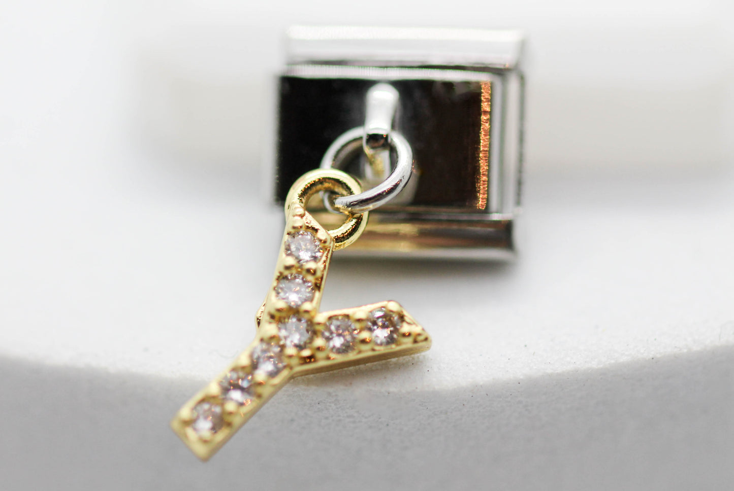 CHARM INICIAL COLGANTE CIRCONIAS;  PULSERA ITALIANA DIJE DORADO.  ¡Elige tu inicial!