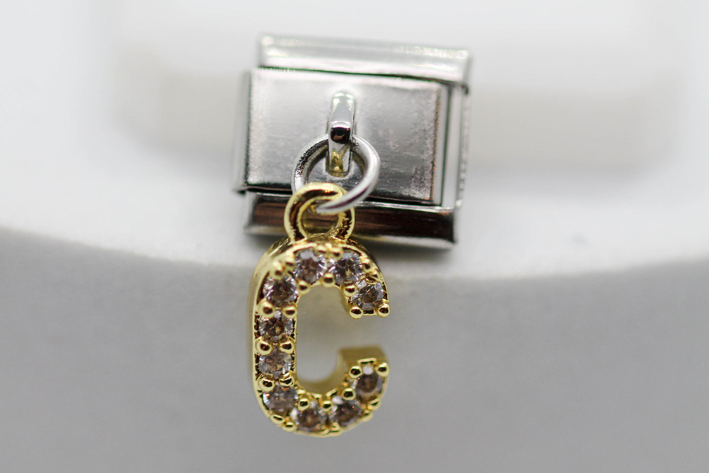 CHARM INICIAL COLGANTE CIRCONIAS;  PULSERA ITALIANA DIJE DORADO.  ¡Elige tu inicial!