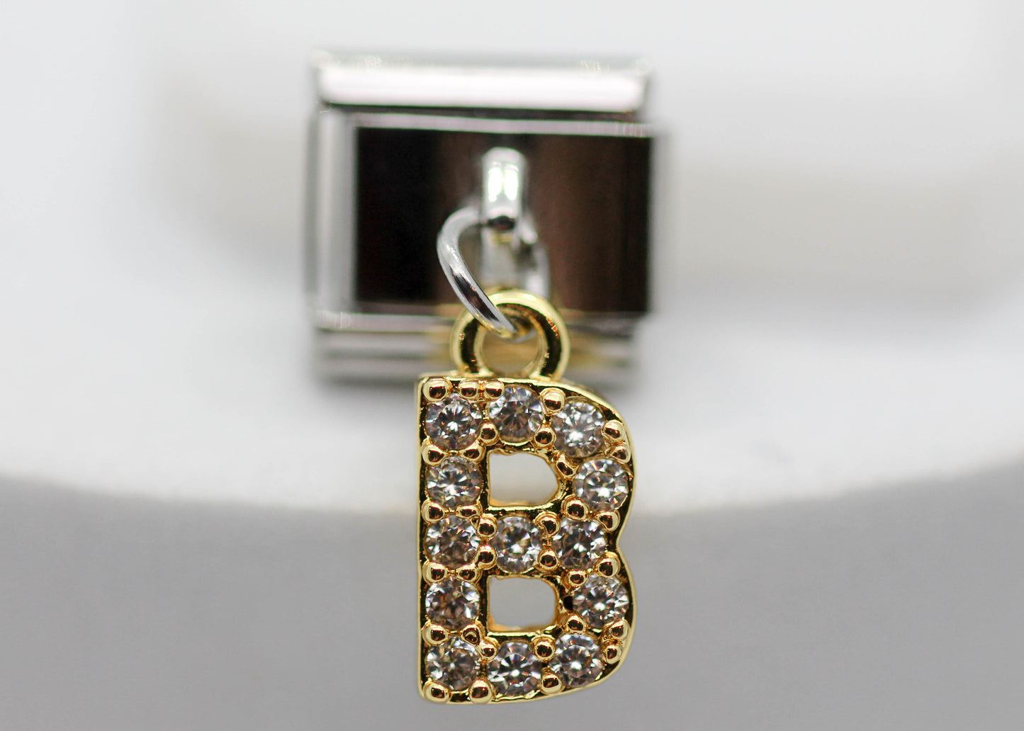 CHARM INICIAL COLGANTE CIRCONIAS;  PULSERA ITALIANA DIJE DORADO.  ¡Elige tu inicial!