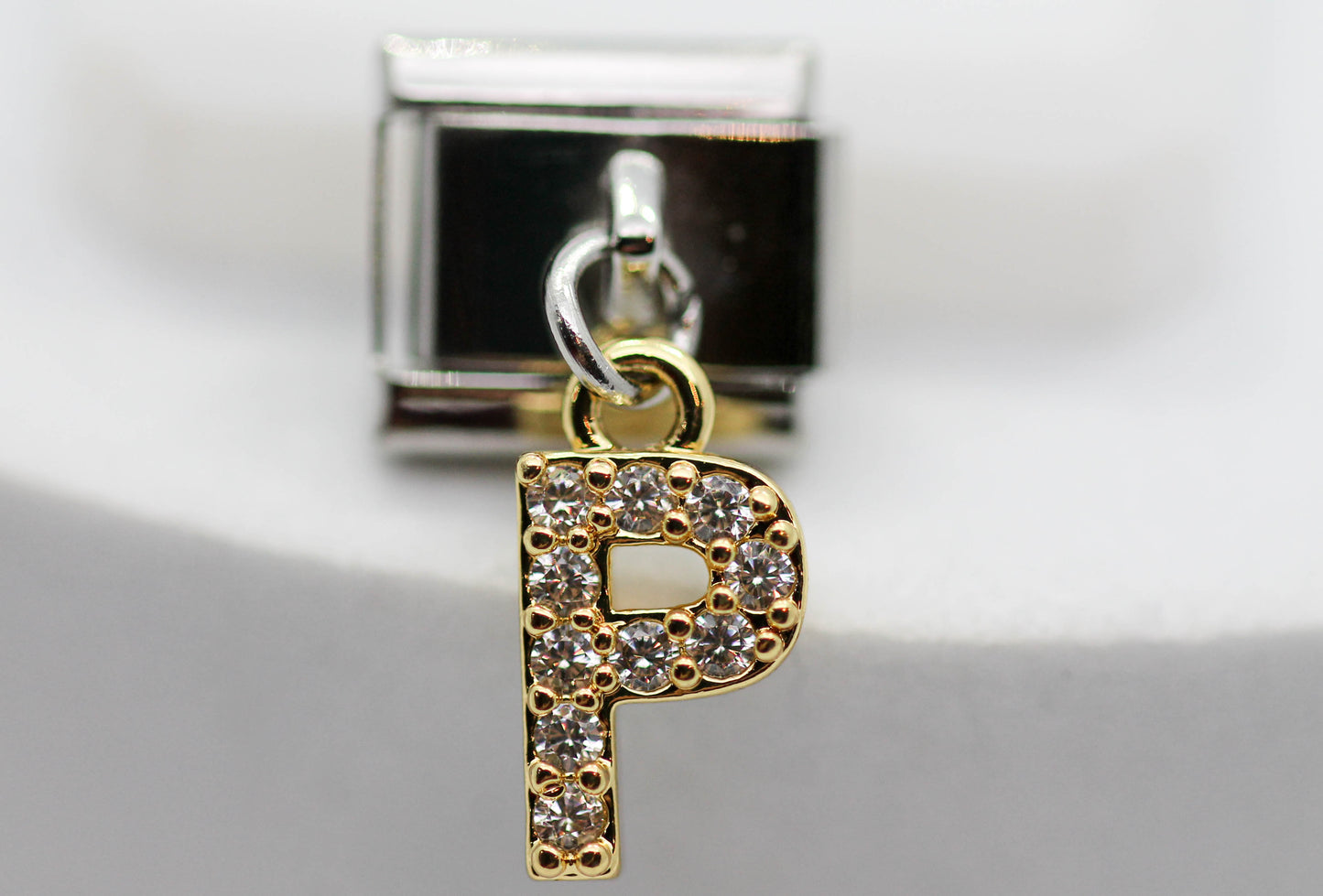 CHARM INICIAL COLGANTE CIRCONIAS;  PULSERA ITALIANA DIJE DORADO.  ¡Elige tu inicial!